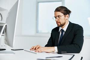 hombre en un traje un oficial es trabajando a el computadora jefe foto