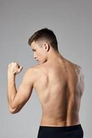 hermoso hombre con bombeado arriba brazo músculos desnudo espalda foto