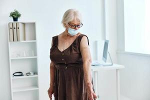 mayor mujer con médico máscara apósito adhesivo en su brazo vacuna pasaporte foto