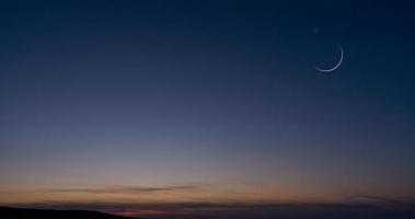 islámico tarjeta con creciente estrella Lunar en puesta de sol cielo, horizonte nutural Ramadán cielo para religiones simbólico de musulmán cultura para generoso Ramadán, nuevo luna, oración tiempo.eid mubarak, eid Alabama adha, eid Alabama fitr foto