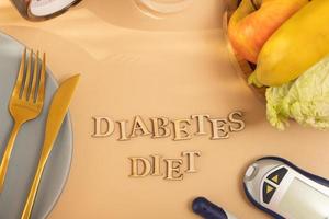 diabetes dieta texto con comida plato y cuchillería, glucosa metro en beige antecedentes plano poner, parte superior ver foto