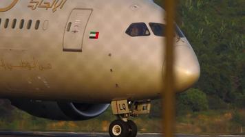 Phuket, Thailand Januar 22, 2023 - - boeing 787 von Etihad rollen beim Phuket Flughafen. Cockpit, schließen oben Schuss. Etihad Atemwege Fluggesellschaft von das vereinigt arabisch Emirate. Flugzeug auf das Flugplatz video