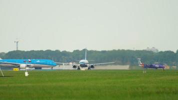 amsterdam, il Olanda luglio 25, 2017 - klm reale olandese le compagnie aeree boeing 737 ph bxa nel retrò livrea partenza a pista di decollo 24 kaagbaan. nave aeroporto, amsterdam, Olanda video