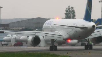 almaty, cazaquistão, 4 de maio de 2019 - air astana boeing 757 p4 freando a gás após pousar na pista em tempo chuvoso. aeroporto de almaty, cazaquistão video