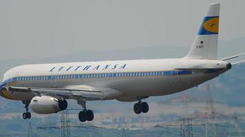 FRANKFURT AM MAIN, GERMANY JULY 19, 2017 - Lufthansa Airbus A321 D AIDV in retro livery approaching on runway 25R. Fraport, Frankfurt, Germany video