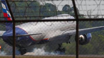 phuket, Tailandia febrero 07, 2023 - boeing 777 de aeroflot llegando en el pista. frenado y marcha atrás después aterrizaje en el pista. turismo y viaje concepto video