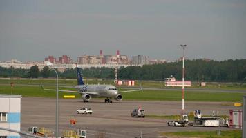 santo pietroburgo, Russia luglio 26, 2022 - aereo di aeroflotta skyteam a pulkovo aeroporto. turismo e viaggio concetto video