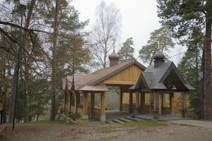 de madera Iglesia y cruces en grabarka montaña en Polonia en un otoño día foto