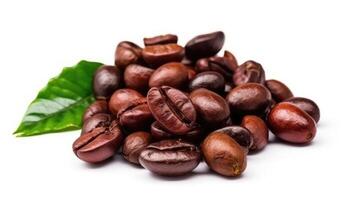 Photo close-up roasted coffee beans with fresh leaves isolated on white background.