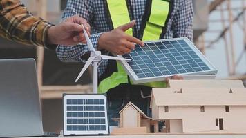 två företag man konstruktion webbplats ingenjör. teknik objekt på arbetsplats med partners interagera på bakgrund video