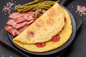 delicioso Fresco tortilla con Cereza Tomates, tocino, espárragos y especias foto