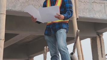 engenheiro de canteiro de obras de dois homens de negócios. objetos de engenharia no local de trabalho com parceiros interagindo em segundo plano video