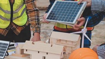 deux hommes d'affaires ingénieur de chantier. objets d'ingénierie sur le lieu de travail avec des partenaires interagissant en arrière-plan video