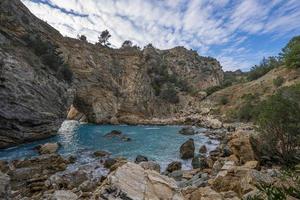 magnífico ver de el mar y Dom en el acantilados, natural piscina foto