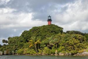 faro en el intracostero camino acuático en Florida foto