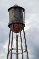un antiguo oxidado agua torre foto