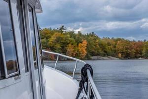 ver de bonito otoño hojas desde un barco a un lago foto