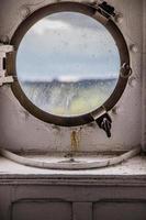 Puerto agujero ventana en un antiguo Embarcacion foto