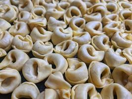 un cerca arriba parte superior ver Disparo de crudo tortellini con blanco hongos textura comida fotografía foto