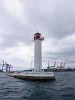 marina mar con faro, calma agua y blanco nubes foto