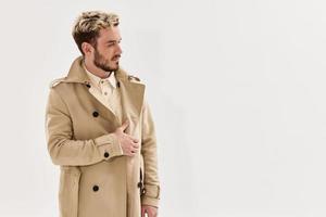 hermoso hombre en un Saco de moda peinado otoño estilo Copiar espacio foto