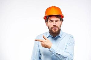 hombre en camisa naranja casco la seguridad emociones construcción profesional recortado ver foto