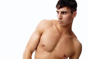 sexy chico atleta con un mejorado torso desnudo modelo ligero antecedentes foto