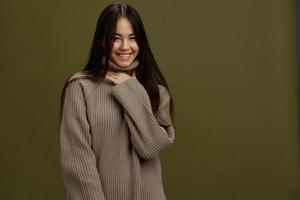 retrato mujer atractivo Mira encanto calentar suéter aislado antecedentes foto