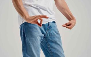 hombre en blanco camiseta y pantalones emociones ligero antecedentes foto