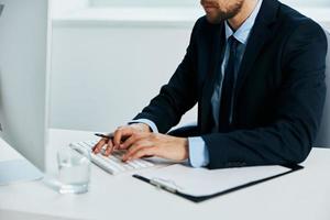 masculino gerente con lentes trabajo escritorio documentos trabajo foto