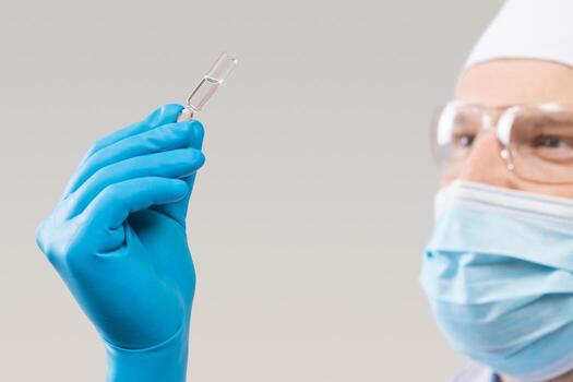 médico sosteniendo una viola con vacuna contra el virus de la corona. foto