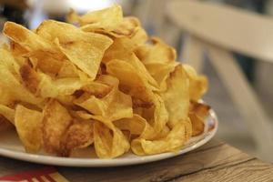 muchos dorado patatas frito en el plato en un restaurante, francés papas fritas foto