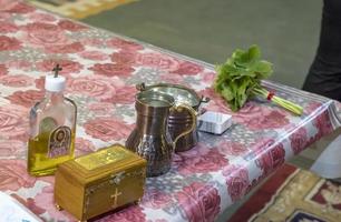 un caja y el necesario accesorios de un cristiano sacerdote y verde geranio en el mesa en el iglesia. detalles en el ortodoxo cristiano Iglesia foto