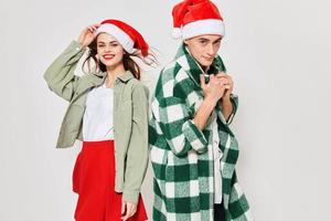 contento parejas y mujer en festivo sombreros y brillante ropa Navidad nuevo año foto