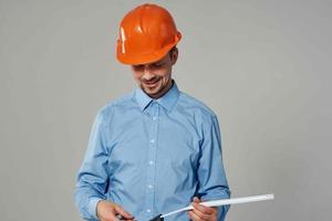 hombre en naranja casco profesional trabajo trabajando profesión foto