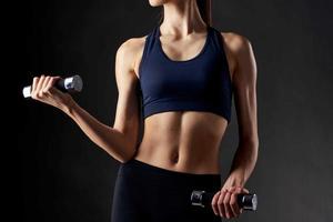 juguetón mujer con pesas aptitud motivación gimnasio salud foto
