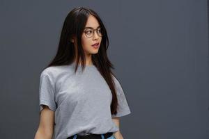mujer lentes en cara Moda estilo de vida gris camiseta gris antecedentes foto
