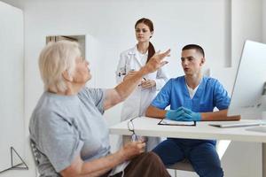 mujer paciente en hospitales comunica con doctores salud diagnósticos foto