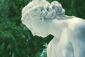 mármol escultura de mujer con doblado cabeza como símbolo de gracia y feminidad foto