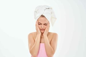 mujer con toalla en cabeza dermatología piel cuidado de cerca foto