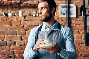 masculino camarero delantal café taza profesional trabajo estilo de vida foto