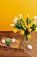 primavera fiesta Pascua de Resurrección pintado huevos ramo de flores flores amarillo antecedentes foto