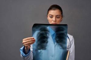 mujer radiólogo con radiografía diagnósticos investigación a profesionales foto