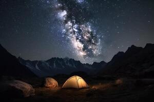 acampar con tienda brillante desde el dentro a noche en el montañas debajo el estrellas de el lechoso forma. generado ai. foto