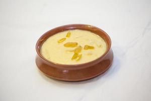 nawabi comida - cuenco de Ferni creado por Leche y mejor calidad arroz. foto