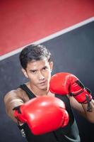 retrato de fuerte joven atleta deportista muay tailandés Boxer luchando en gimnasia, muscular hermoso boxeo hombre combatiente con Copiar espacio foto