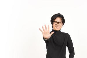 demostración contar cinco dedo de hermoso asiático hombre aislado en blanco antecedentes foto