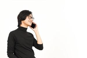 hacer un teléfono llamada utilizando teléfono inteligente con sonrisa cara de hermoso asiático hombre aislado en blanco foto
