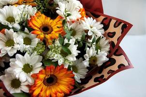 foto de un ramo de flores de naranja y blanco flores en un blanco antecedentes