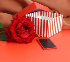 rojo Rosa y regalo caja para contento aniversario día foto